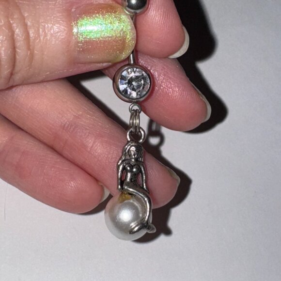 Mermaid on White Pearl Dangle Belly Ring - Picture 9 of 12